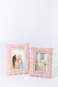 Scalloped Wicker Frame - Pink